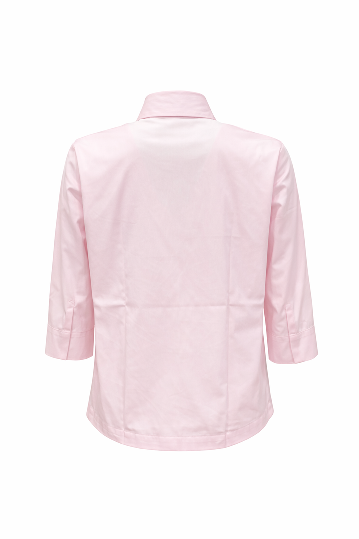 Hemdbluse The White Shirt in rosa. Diese klassische Hemdbluse mit Halbarm überzeugt durch ihre zeitlose Ausstrahlung. Die durchgehende Knopfleiste und der Hamdkragen unterstreicht den stilvollen Charakter und macht sie zu einem vielseitigen Begleiter.