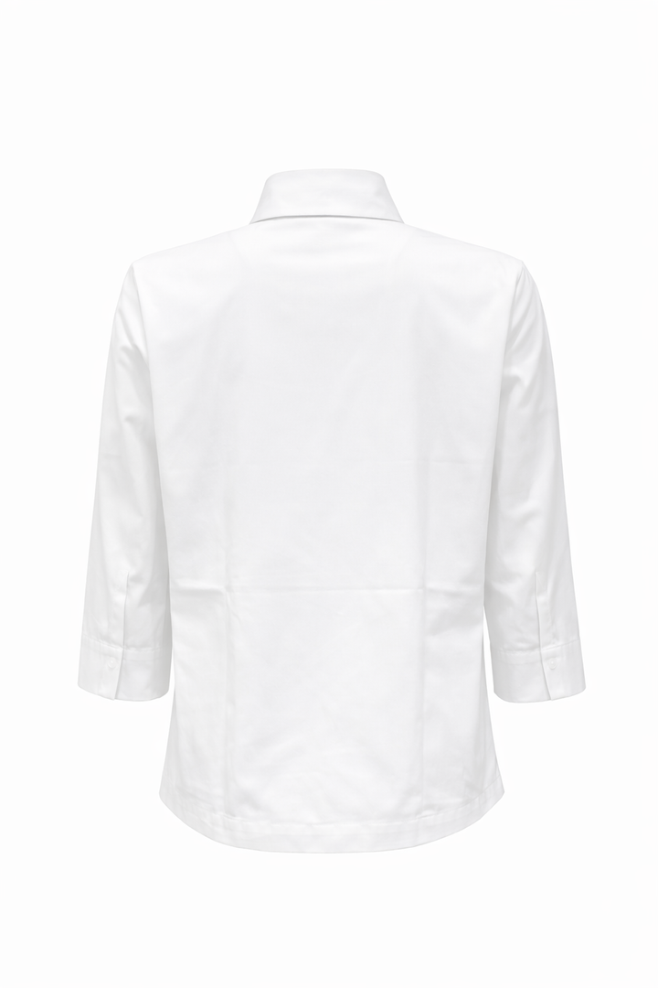 Hemdbluse The White Shirt in weiß. Diese klassische Hemdbluse mit Halbarm überzeugt durch ihre zeitlose Ausstrahlung. Die durchgehende Knopfleiste und der Hamdkragen unterstreicht den stilvollen Charakter und macht sie zu einem vielseitigen Begleiter.