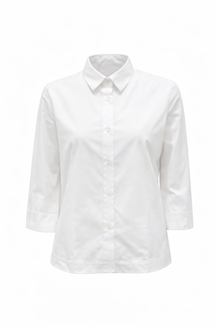 Hemdbluse The White Shirt in weiß. Diese klassische Hemdbluse mit Halbarm überzeugt durch ihre zeitlose Ausstrahlung. Die durchgehende Knopfleiste und der Hamdkragen unterstreicht den stilvollen Charakter und macht sie zu einem vielseitigen Begleiter.