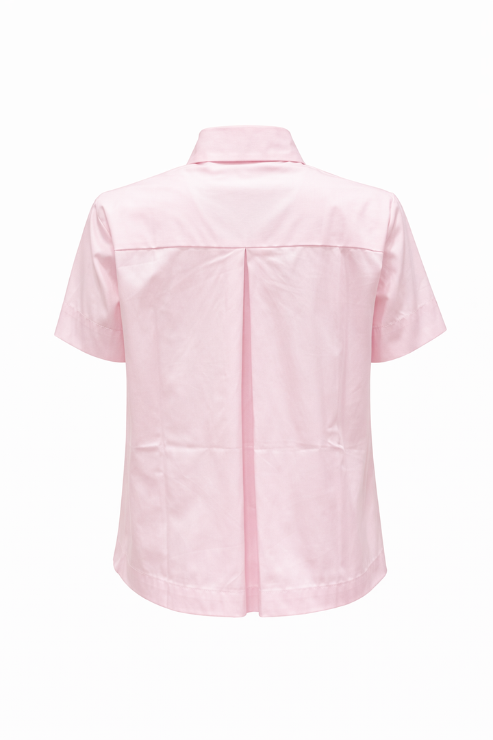 Hemdbluse The White Shirt Kurzarm in rosa. Diese klassische Hemdbluse überzeugt mit ihrem klassischen Hemdkragen, der durchgehenden Knopfleiste und der Rückenfalte. Sie hat eine normale Passform und fällt größengetreu aus. 