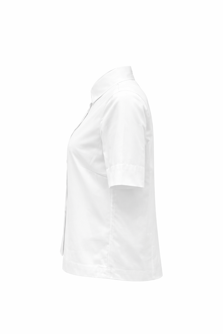 Hemdbluse The White Shirt Kurzarm in weiß. Diese klassische Hemdbluse überzeugt mit ihrem klassischen Hemdkragen, der durchgehenden Knopfleiste und der Rückenfalte. Sie hat eine normale Passform und fällt größengetreu aus. 