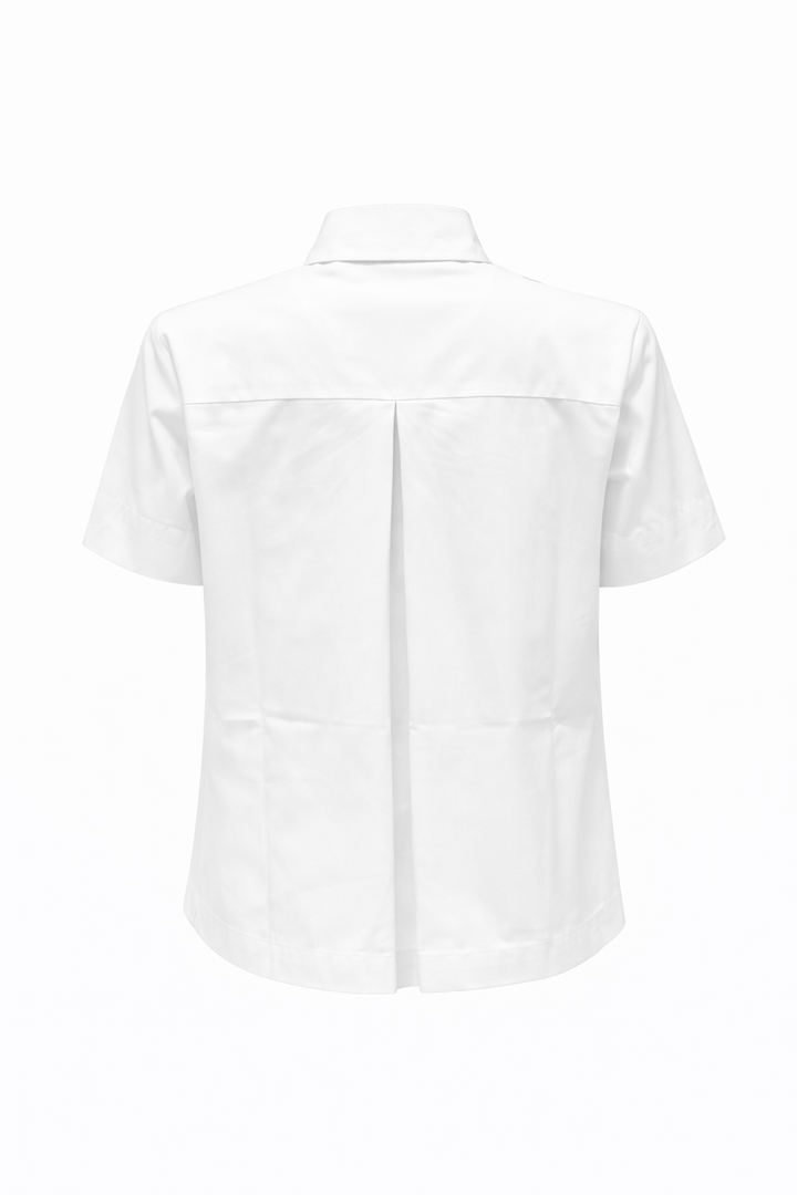 Hemdbluse The White Shirt Kurzarm in weiß. Diese klassische Hemdbluse überzeugt mit ihrem klassischen Hemdkragen, der durchgehenden Knopfleiste und der Rückenfalte. Sie hat eine normale Passform und fällt größengetreu aus. 