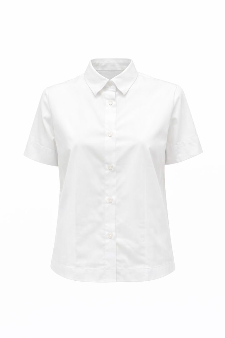 Hemdbluse The White Shirt Kurzarm in weiß. Diese klassische Hemdbluse überzeugt mit ihrem klassischen Hemdkragen, der durchgehenden Knopfleiste und der Rückenfalte. Sie hat eine normale Passform und fällt größengetreu aus. 