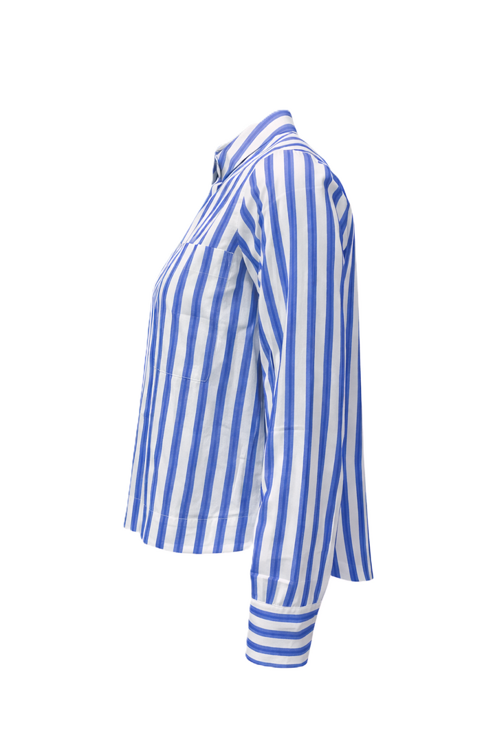 Hemdbluse The White Shirt in blau und weiß. Dieses klassische Langarm-Hemd hat einen Hemdkragen und eine aufgesetzte Brusttasche. Die Rückenfalte verleiht dem Modell eine lässige Note, während die durchgehende Knopfleiste und die Einknopf-Manschetten das Design stilvoll abrunden.