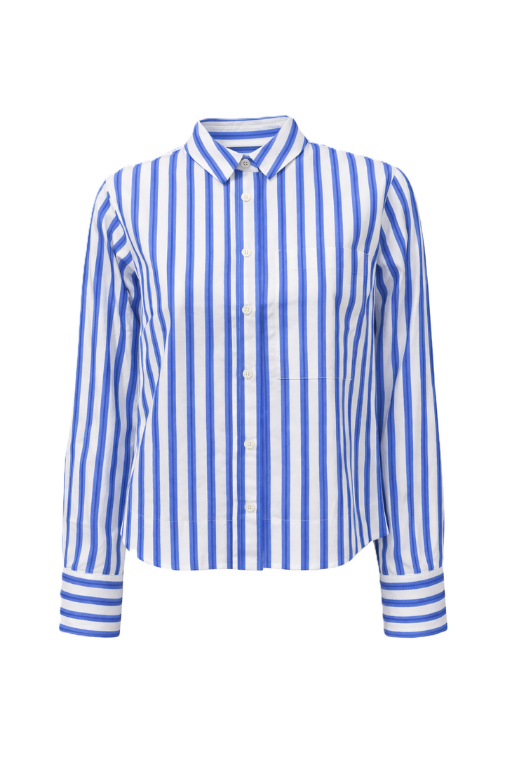 Hemdbluse The White Shirt in blau und weiß. Dieses klassische Langarm-Hemd hat einen Hemdkragen und eine aufgesetzte Brusttasche. Die Rückenfalte verleiht dem Modell eine lässige Note, während die durchgehende Knopfleiste und die Einknopf-Manschetten das Design stilvoll abrunden.