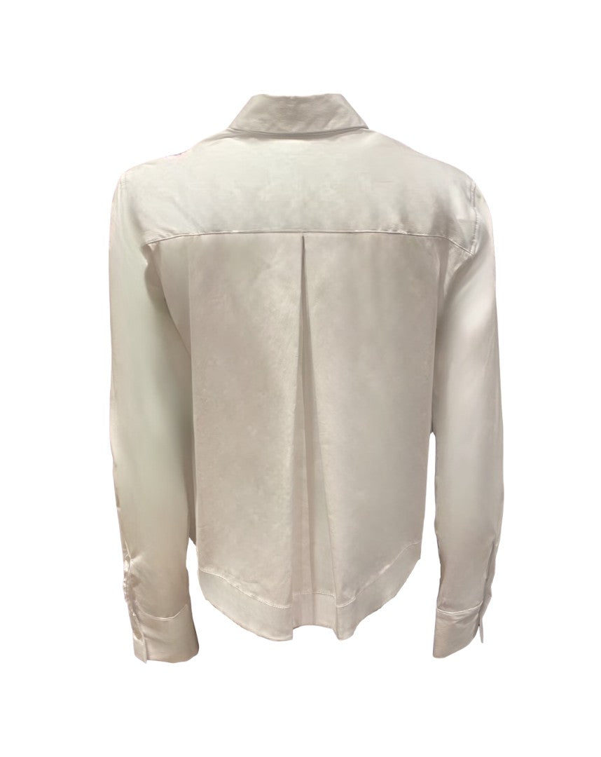 Hemd The White Shirt in weiß. Diese Hemdbluse hat eine verkürzte Länge und fällt größengerecht aus. Sie hat einen klassischen Hemdkragen und eine durchgehende Knopfleiste. Ein Highlight sind die große aufgesetzte Brusttasche und die am Rücken überlappende Falte.