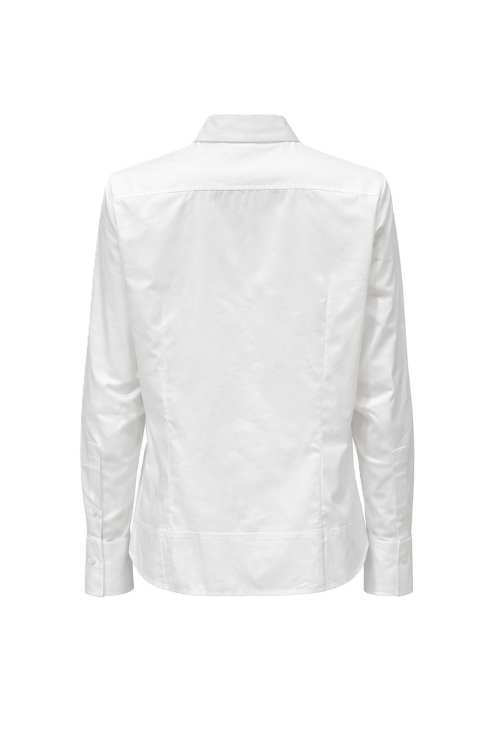 Hemdbluse The White Shirt in weiß. Diese klassische Hemdbluse überzeugt mit klarer Linienführung und moderner Eleganz. Der Hemdkragen und die durchgehende Knopfleiste unterstreichen den zeitlosen Charakter, während die stilvoll großen Manschetten einen modischen Akzent setzen.