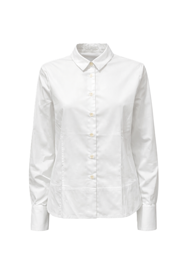 Hemdbluse The White Shirt in weiß. Diese klassische Hemdbluse überzeugt mit klarer Linienführung und moderner Eleganz. Der Hemdkragen und die durchgehende Knopfleiste unterstreichen den zeitlosen Charakter, während die stilvoll großen Manschetten einen modischen Akzent setzen.