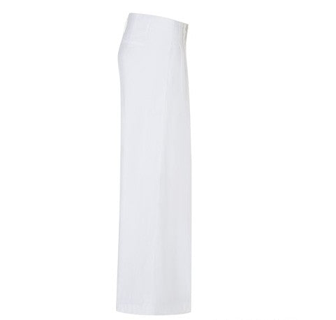 Hose Cambio Addison cropped in weiß. Schöne sommerliche Hose aus einer Baumwoll-Leinenmischung in weiß. Die Hose hat ein gerades weites Bein. Sie hat eine Knopf und einen Zip zum Verschließen. Sie ist verkürzt geschnitten.