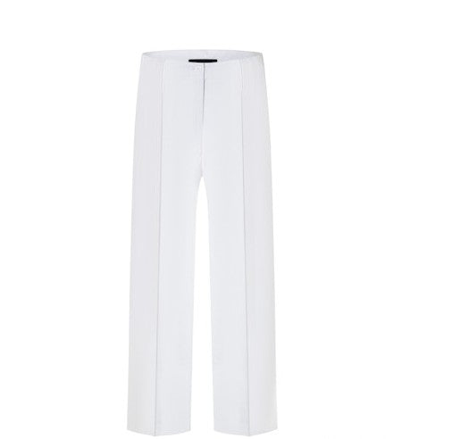 Hose Cambio Addison cropped in weiß. Schöne sommerliche Hose aus einer Baumwoll-Leinenmischung in weiß. Die Hose hat ein gerades weites Bein. Sie hat eine Knopf und einen Zip zum Verschließen. Sie ist verkürzt geschnitten.