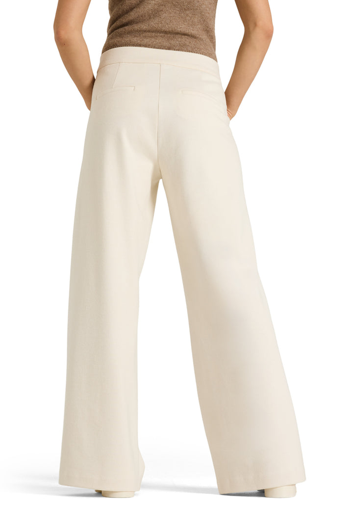 Hose Cambio Amber in 030 Winter White/Ecru. Lange Hose mit weitem Bein und Ziernaht auf der Vorderseite. Seitliche Eingriffstaschen und bequemer Gummibund. Stecktaschen auf der Rückseite.