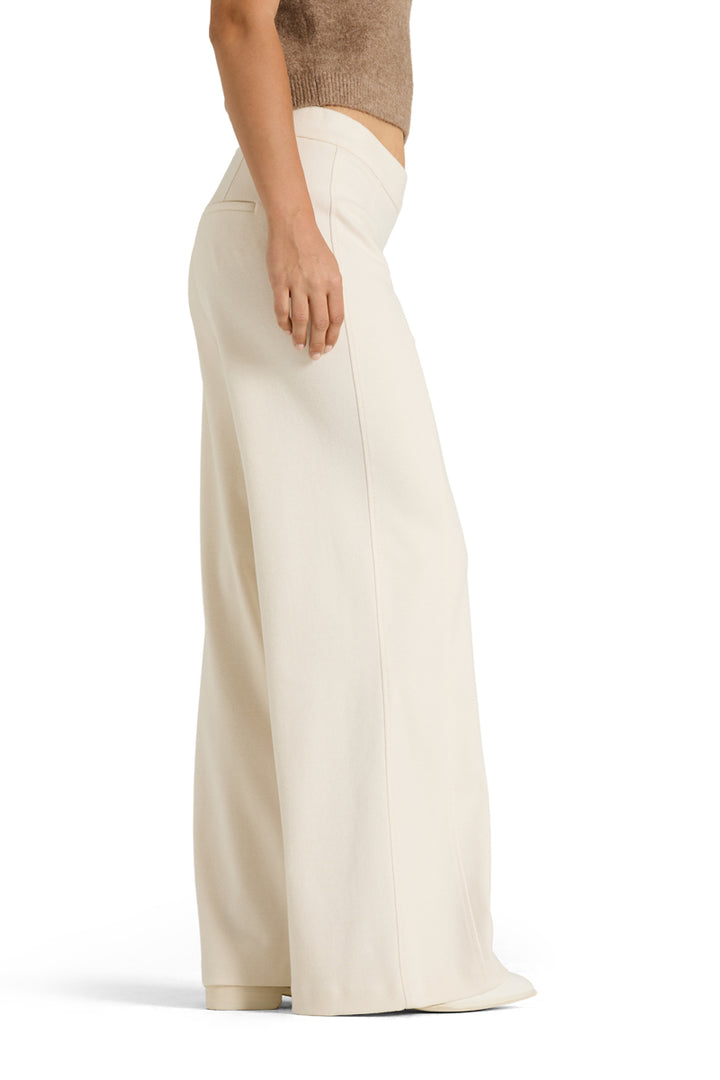 Hose Cambio Amber in 030 Winter White/Ecru. Lange Hose mit weitem Bein und Ziernaht auf der Vorderseite. Seitliche Eingriffstaschen und bequemer Gummibund. Stecktaschen auf der Rückseite.
