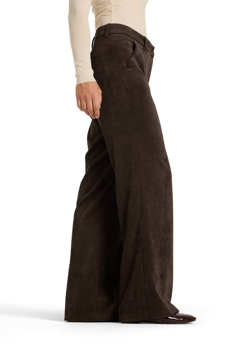 Hose Cambio Amelie in braun. Schöne Cordhose mit langem und geradem Bein. Die Hose hat seitliche Eingriffstaschen, einen Hakenverschluss und Reißverschluss. Der Cord ist weich und angenehm zu tragen.