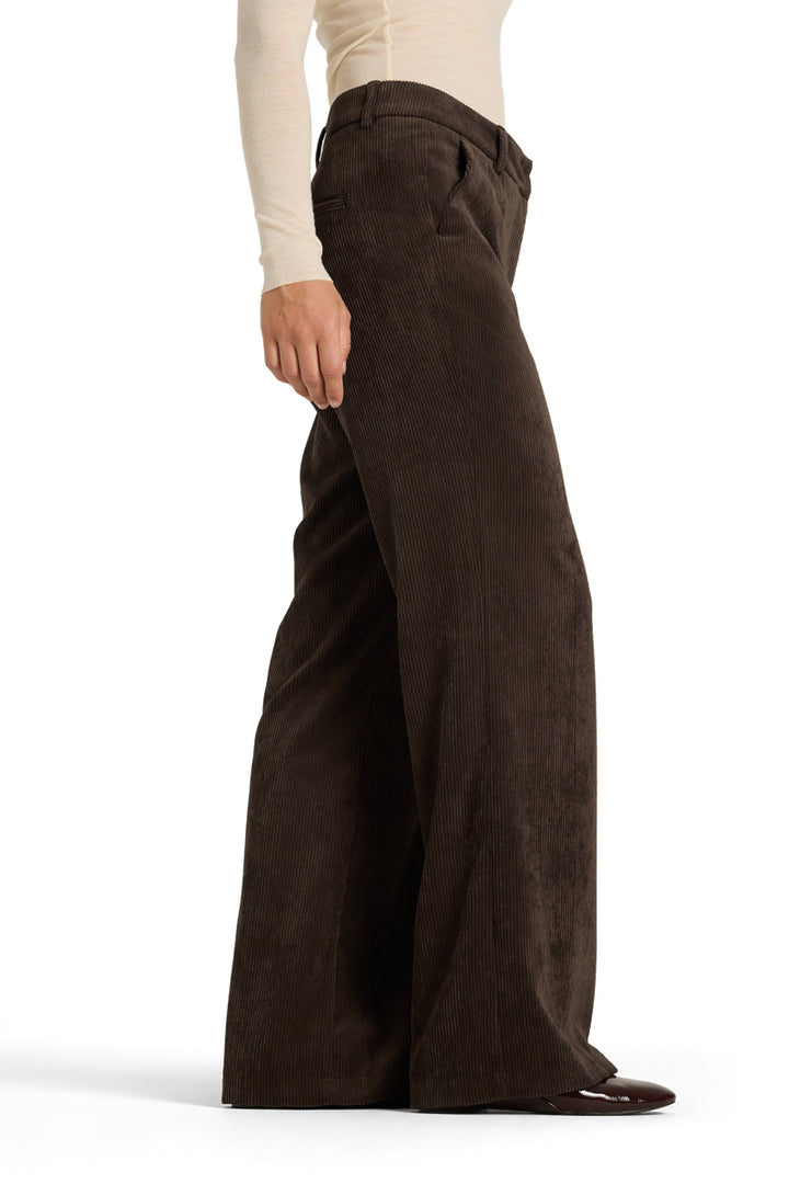 Hose Cambio Amelie in braun. Schöne Cordhose mit langem und geradem Bein. Die Hose hat seitliche Eingriffstaschen, einen Hakenverschluss und Reißverschluss. Der Cord ist weich und angenehm zu tragen.