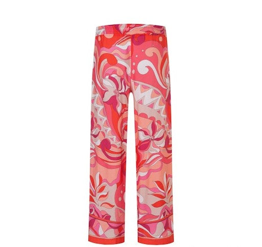 Hose Cambio August cropped in seashell pink. Wunderschöne sommerliche Hose aus einem Leinenmix. Der Druck ist ganz besonders und passt zu sehr vielen Oberteilen. Die Hose hat ein weites Bein, Taschen und einen Gummibund, welcher mit einem Tunnelzug justiert werden kann. Die Hose hat ein weites Bein.