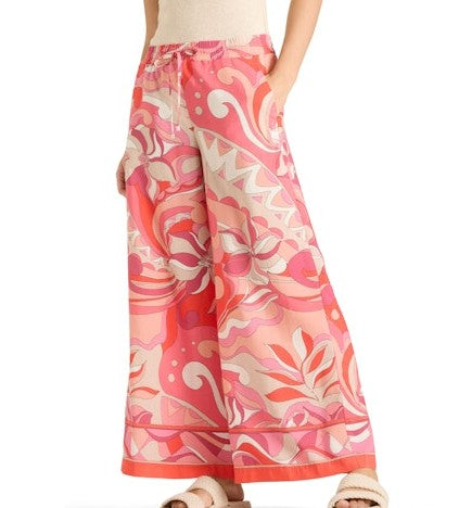 Hose Cambio August cropped in seashell pink. Wunderschöne sommerliche Hose aus einem Leinenmix. Der Druck ist ganz besonders und passt zu sehr vielen Oberteilen. Die Hose hat ein weites Bein, Taschen und einen Gummibund, welcher mit einem Tunnelzug justiert werden kann. Die Hose hat ein weites Bein.