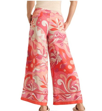 Hose Cambio August cropped in seashell pink. Wunderschöne sommerliche Hose aus einem Leinenmix. Der Druck ist ganz besonders und passt zu sehr vielen Oberteilen. Die Hose hat ein weites Bein, Taschen und einen Gummibund, welcher mit einem Tunnelzug justiert werden kann. Die Hose hat ein weites Bein.
