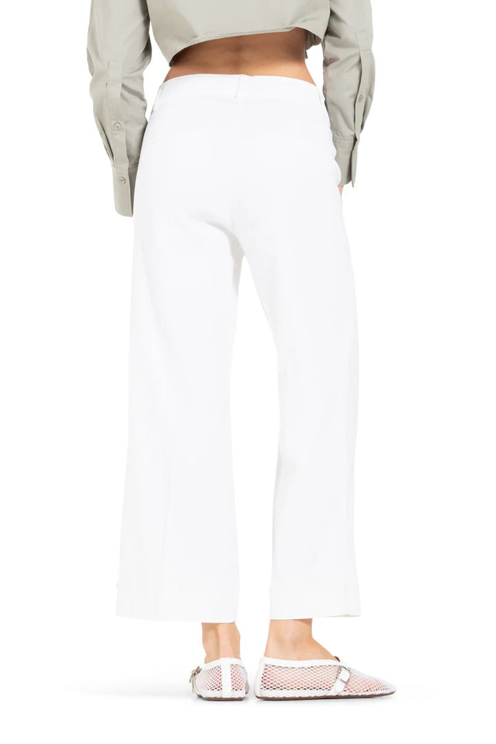 Diese luftige weiße Leinenhose hat einen verdeckten Reiß- und Knopfverschluss, seitliche Eingriffstaschen und eine Bügelfalte, die der Hose eine elegante Note verleiht.