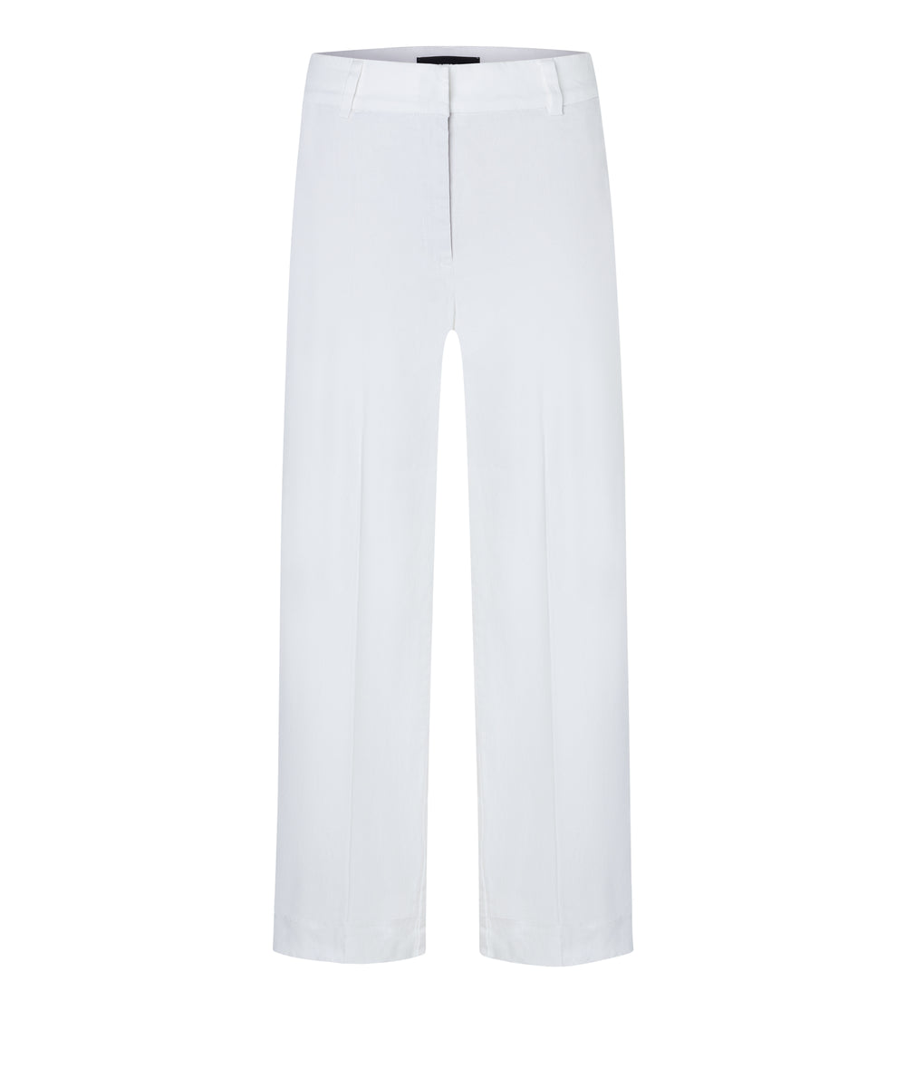 Diese luftige weiße Leinenhose hat einen verdeckten Reiß- und Knopfverschluss, seitliche Eingriffstaschen und eine Bügelfalte, die der Hose eine elegante Note verleiht.