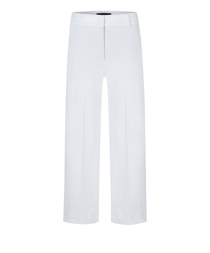 Diese luftige weiße Leinenhose hat einen verdeckten Reiß- und Knopfverschluss, seitliche Eingriffstaschen und eine Bügelfalte, die der Hose eine elegante Note verleiht.