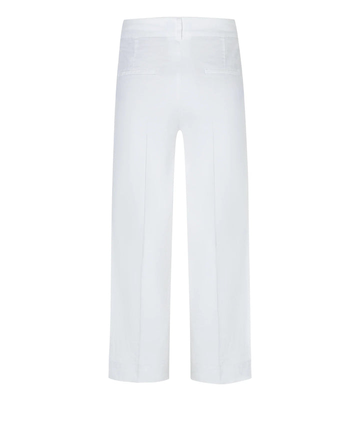 Diese luftige weiße Leinenhose hat einen verdeckten Reiß- und Knopfverschluss, seitliche Eingriffstaschen und eine Bügelfalte, die der Hose eine elegante Note verleiht.