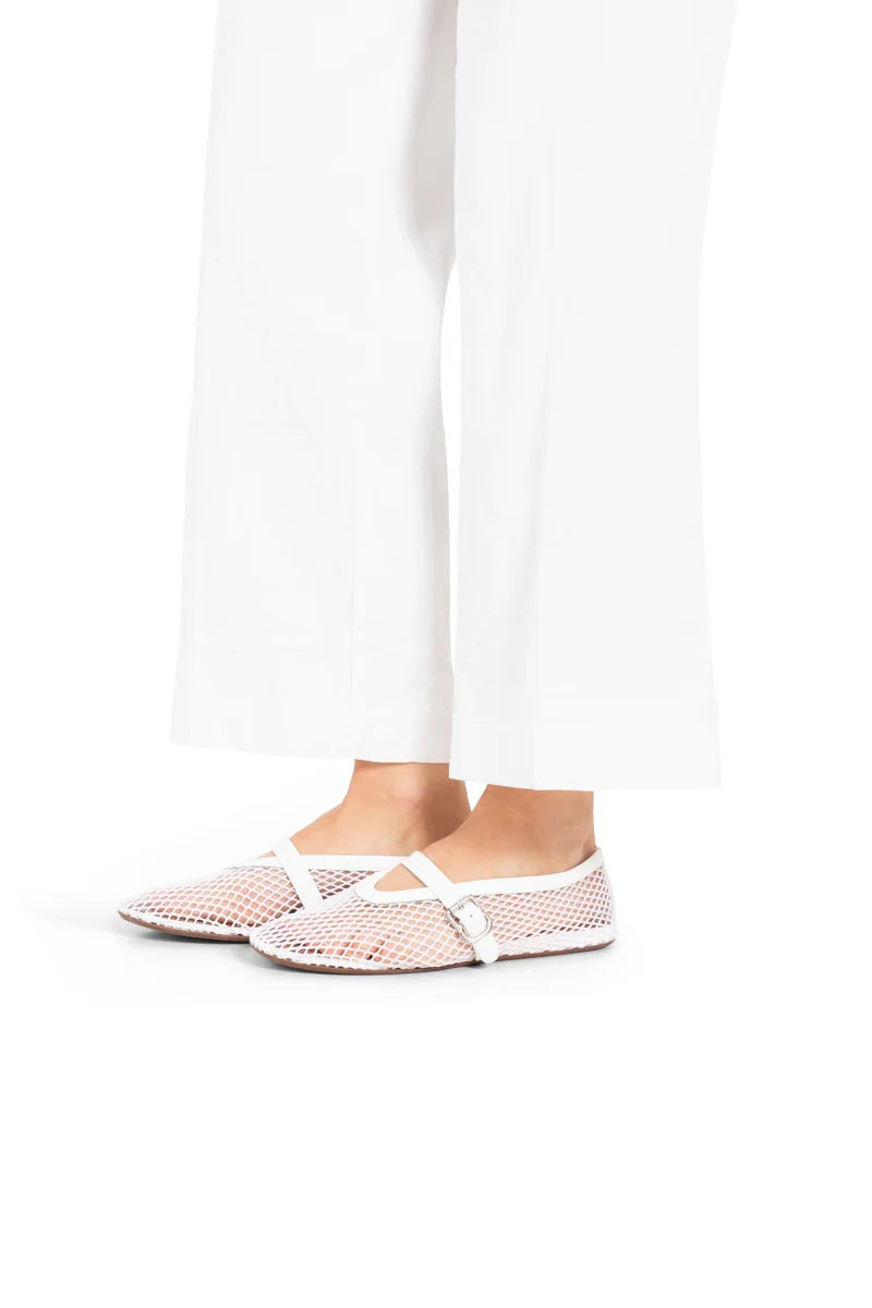 Diese luftige weiße Leinenhose hat einen verdeckten Reiß- und Knopfverschluss, seitliche Eingriffstaschen und eine Bügelfalte, die der Hose eine elegante Note verleiht.