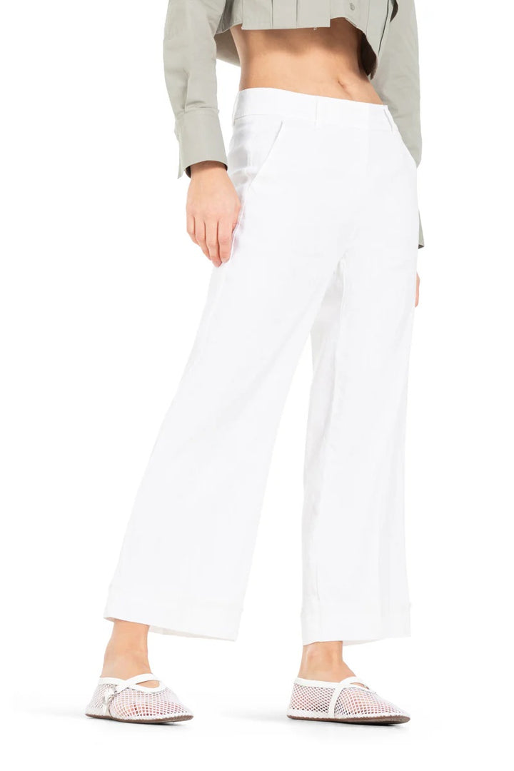 Diese luftige weiße Leinenhose hat einen verdeckten Reiß- und Knopfverschluss, seitliche Eingriffstaschen und eine Bügelfalte, die der Hose eine elegante Note verleiht.