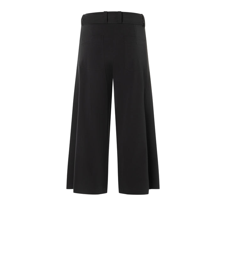 Hose Cambio Celeste. Lässig fallende Hose in schwarz. Die Hose ist verkürzt und hat einen leicht fallenden Stoff. Sie hat einen Gürtel und seitliche Einschubtaschen. Die Hose hat ein weit fallendes und weites Bein.