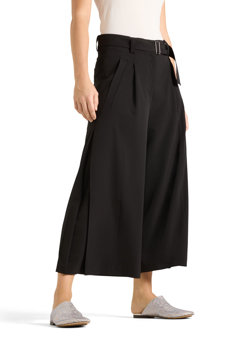 Hose Cambio Celeste. Lässig fallende Hose in schwarz. Die Hose ist verkürzt und hat einen leicht fallenden Stoff. Sie hat einen Gürtel und seitliche Einschubtaschen. Die Hose hat ein weit fallendes und weites Bein.