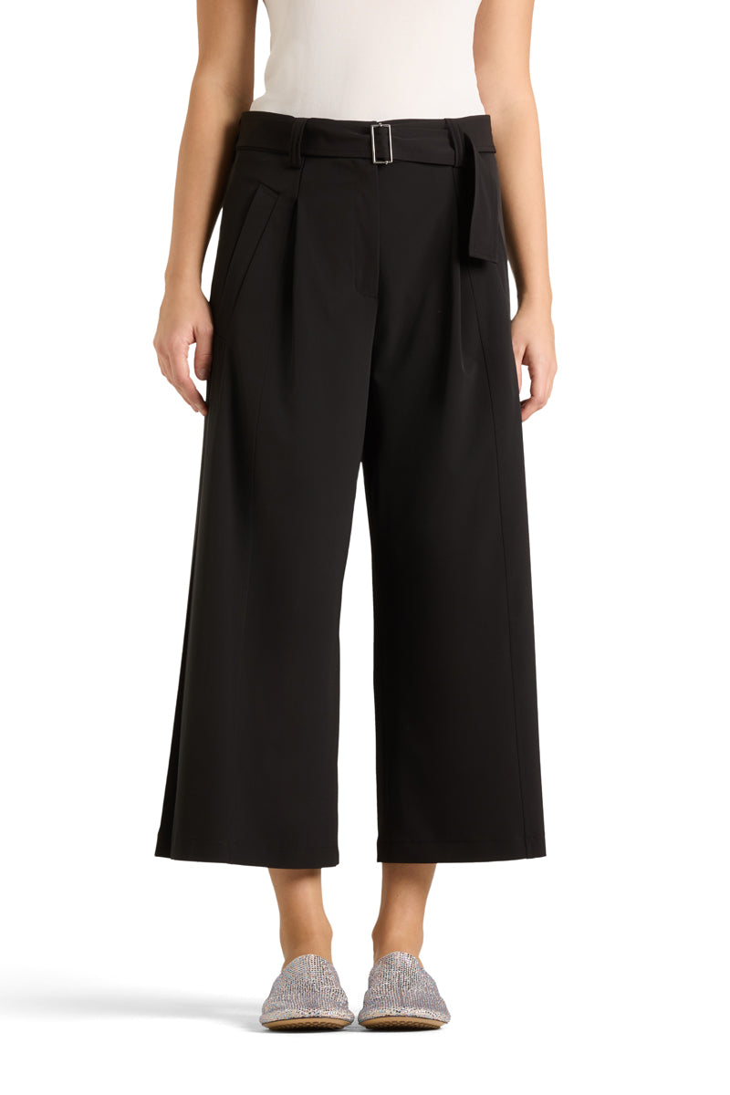 Hose Cambio Celeste. Lässig fallende Hose in schwarz. Die Hose ist verkürzt und hat einen leicht fallenden Stoff. Sie hat einen Gürtel und seitliche Einschubtaschen. Die Hose hat ein weit fallendes und weites Bein.
