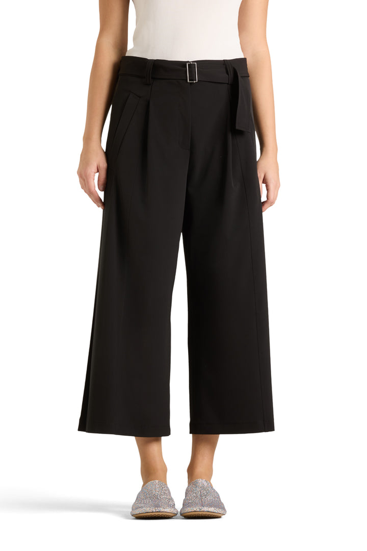 Hose Cambio Celeste. Lässig fallende Hose in schwarz. Die Hose ist verkürzt und hat einen leicht fallenden Stoff. Sie hat einen Gürtel und seitliche Einschubtaschen. Die Hose hat ein weit fallendes und weites Bein.