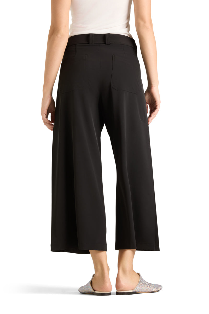 Hose Cambio Celeste. Lässig fallende Hose in schwarz. Die Hose ist verkürzt und hat einen leicht fallenden Stoff. Sie hat einen Gürtel und seitliche Einschubtaschen. Die Hose hat ein weit fallendes und weites Bein.