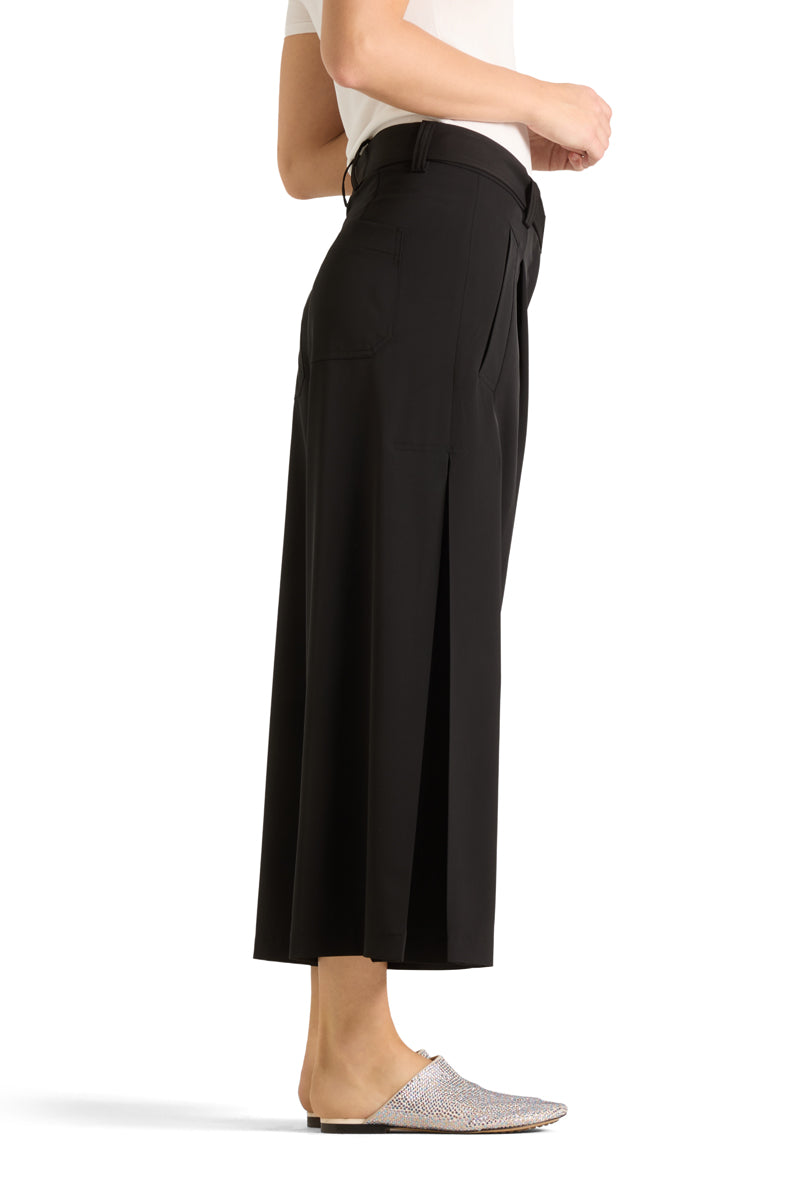 Hose Cambio Celeste. Lässig fallende Hose in schwarz. Die Hose ist verkürzt und hat einen leicht fallenden Stoff. Sie hat einen Gürtel und seitliche Einschubtaschen. Die Hose hat ein weit fallendes und weites Bein.