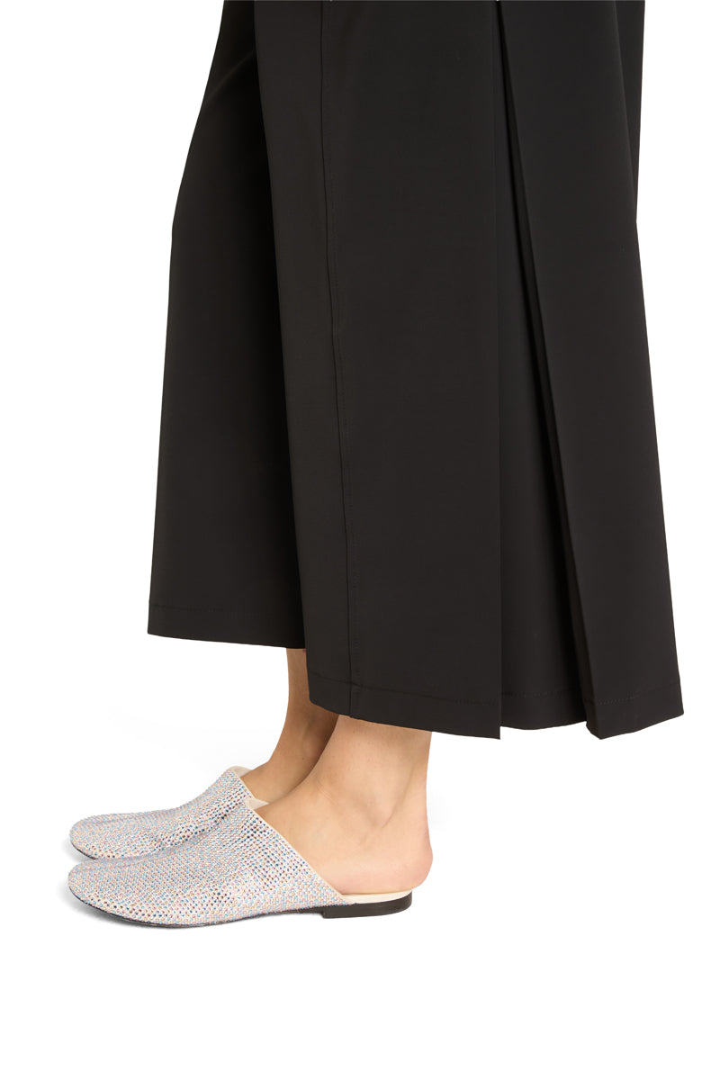Hose Cambio Celeste. Lässig fallende Hose in schwarz. Die Hose ist verkürzt und hat einen leicht fallenden Stoff. Sie hat einen Gürtel und seitliche Einschubtaschen. Die Hose hat ein weit fallendes und weites Bein.