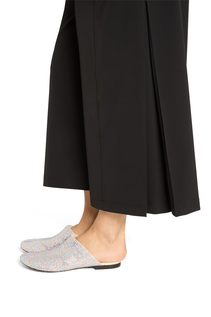 Hose Cambio Celeste. Lässig fallende Hose in schwarz. Die Hose ist verkürzt und hat einen leicht fallenden Stoff. Sie hat einen Gürtel und seitliche Einschubtaschen. Die Hose hat ein weit fallendes und weites Bein.