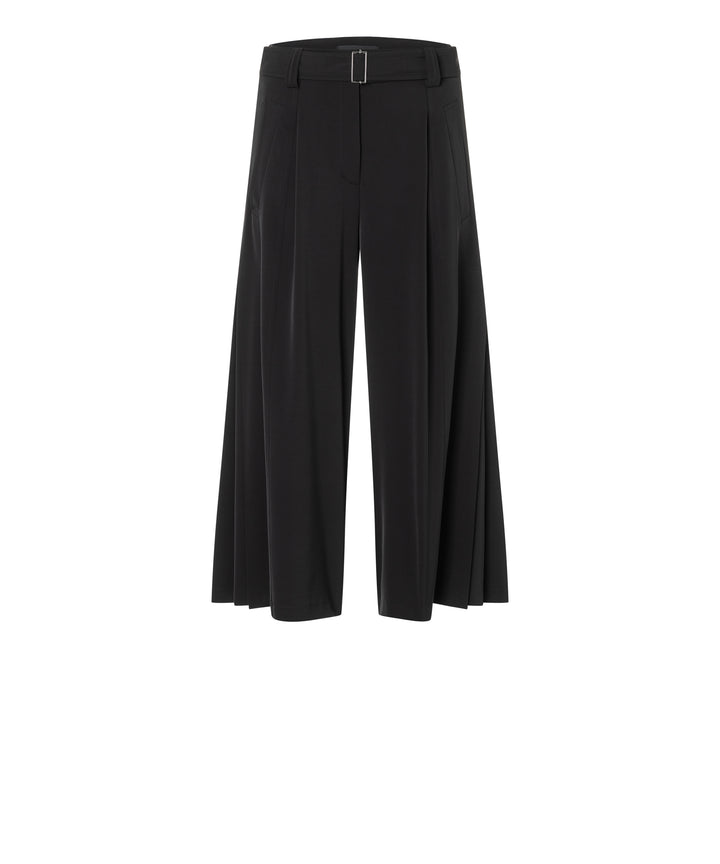 Hose Cambio Celeste. Lässig fallende Hose in schwarz. Die Hose ist verkürzt und hat einen leicht fallenden Stoff. Sie hat einen Gürtel und seitliche Einschubtaschen. Die Hose hat ein weit fallendes und weites Bein.