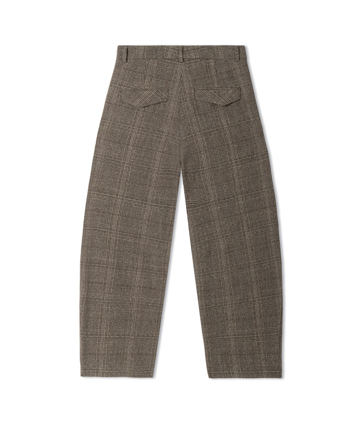 Hose Cambio Edita in braun. Coole Karohose von Cambio. Die Hose ist in sich braun gemustert und hat ein verkürztes Bein. Die Hose ist leicht ballonförmig geschnitten und hat seitliche Eingriffstaschen. Man kann sie mit einem Knopf und einem Reißverschluss verschließen. Die Hose hat Gürtelschlaufen.