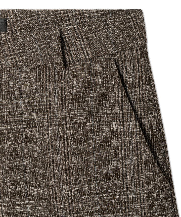 Hose Cambio Edita in braun. Coole Karohose von Cambio. Die Hose ist in sich braun gemustert und hat ein verkürztes Bein. Die Hose ist leicht ballonförmig geschnitten und hat seitliche Eingriffstaschen. Man kann sie mit einem Knopf und einem Reißverschluss verschließen. Die Hose hat Gürtelschlaufen.