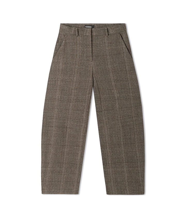 Hose Cambio Edita in braun. Coole Karohose von Cambio. Die Hose ist in sich braun gemustert und hat ein verkürztes Bein. Die Hose ist leicht ballonförmig geschnitten und hat seitliche Eingriffstaschen. Man kann sie mit einem Knopf und einem Reißverschluss verschließen. Die Hose hat Gürtelschlaufen.