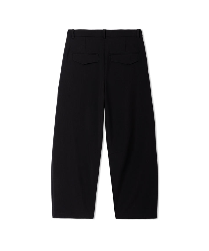 Hose Cambio Edita. Lange leicht o-förmig geschnittene Hose in schwarz. Die Hose hat eine schöne Qualität und kann perfekt auch an kühleren Tagen getragen werden. Die Hose ist lang geschnitten und hat Taschen. 