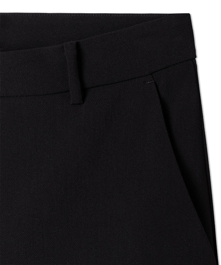 Hose Cambio Edita. Lange leicht o-förmig geschnittene Hose in schwarz. Die Hose hat eine schöne Qualität und kann perfekt auch an kühleren Tagen getragen werden. Die Hose ist lang geschnitten und hat Taschen. 