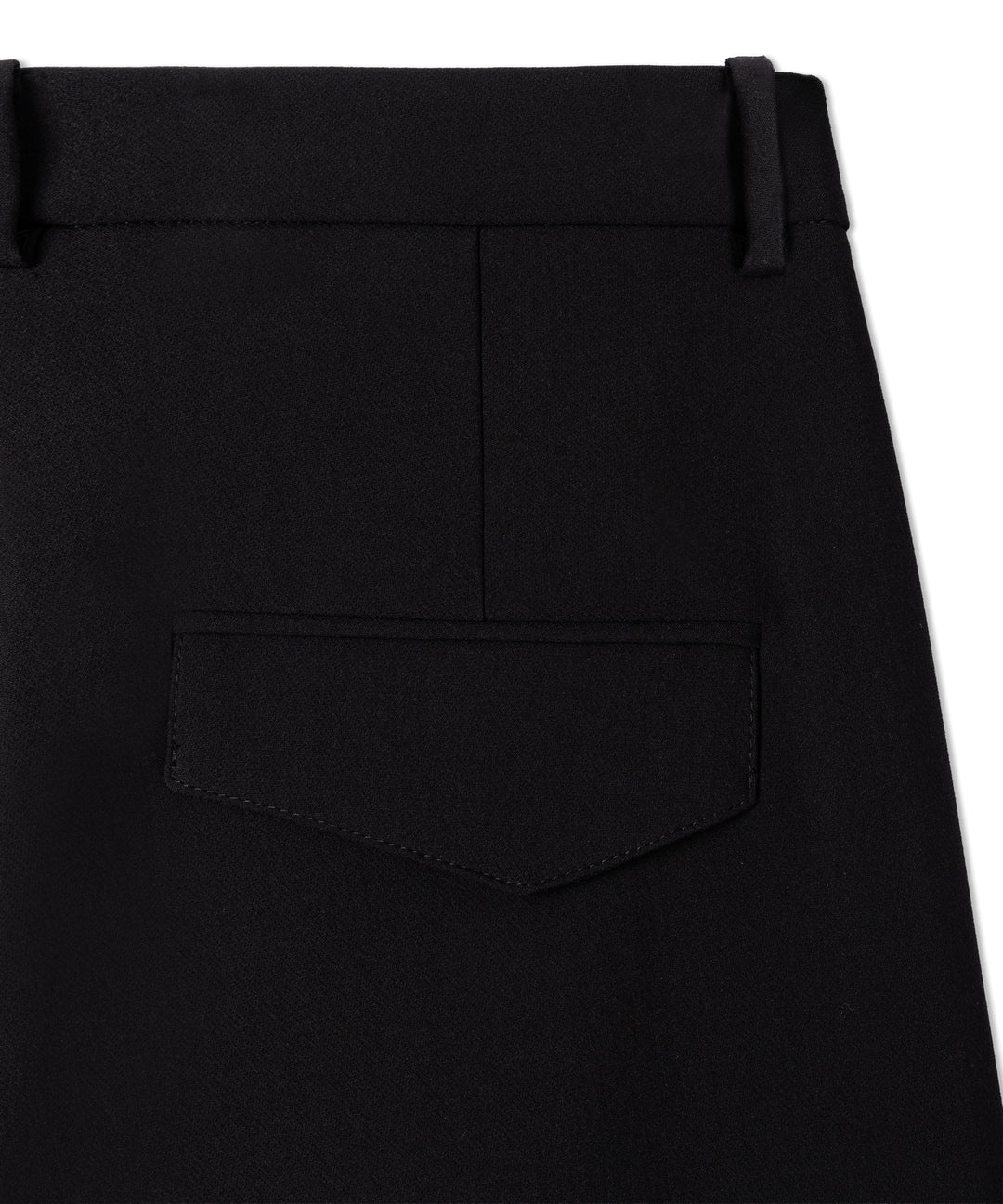 Hose Cambio Edita. Lange leicht o-förmig geschnittene Hose in schwarz. Die Hose hat eine schöne Qualität und kann perfekt auch an kühleren Tagen getragen werden. Die Hose ist lang geschnitten und hat Taschen. 