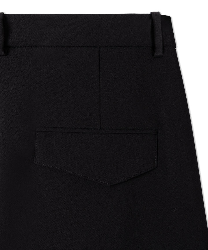 Hose Cambio Edita. Lange leicht o-förmig geschnittene Hose in schwarz. Die Hose hat eine schöne Qualität und kann perfekt auch an kühleren Tagen getragen werden. Die Hose ist lang geschnitten und hat Taschen. 