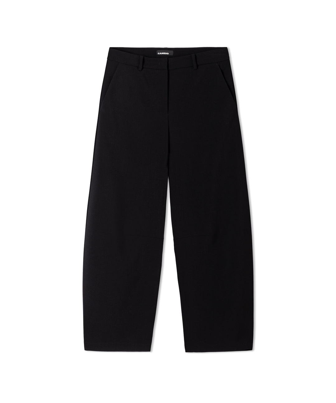 Hose Cambio Edita. Lange leicht o-förmig geschnittene Hose in schwarz. Die Hose hat eine schöne Qualität und kann perfekt auch an kühleren Tagen getragen werden. Die Hose ist lang geschnitten und hat Taschen. 