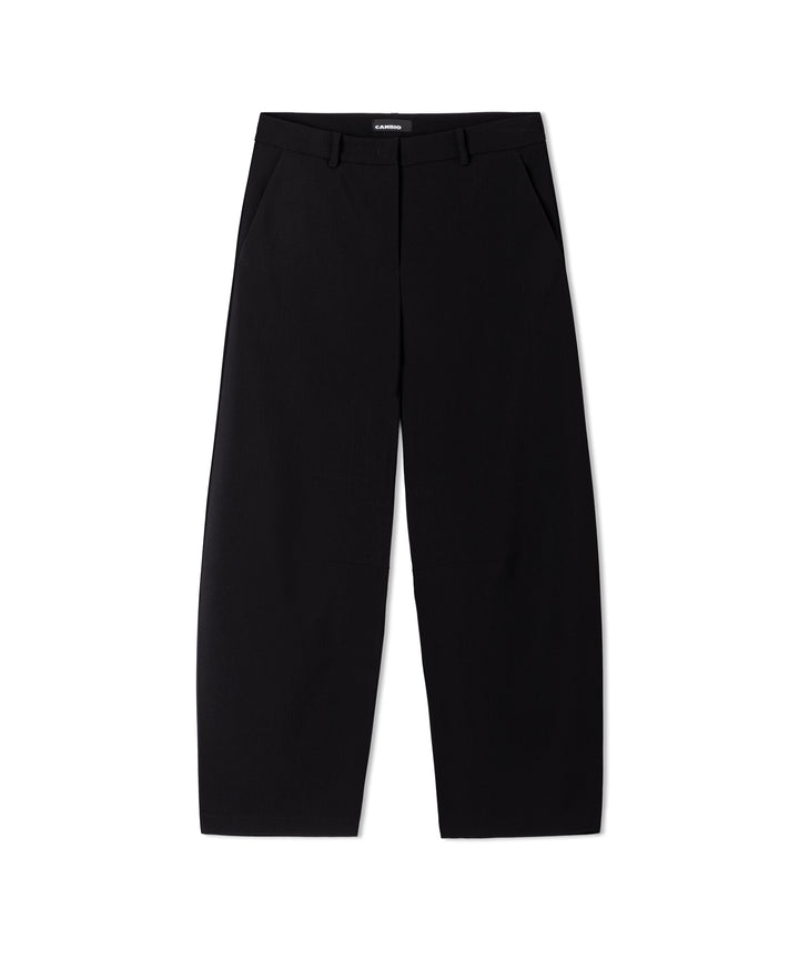 Hose Cambio Edita. Lange leicht o-förmig geschnittene Hose in schwarz. Die Hose hat eine schöne Qualität und kann perfekt auch an kühleren Tagen getragen werden. Die Hose ist lang geschnitten und hat Taschen. 