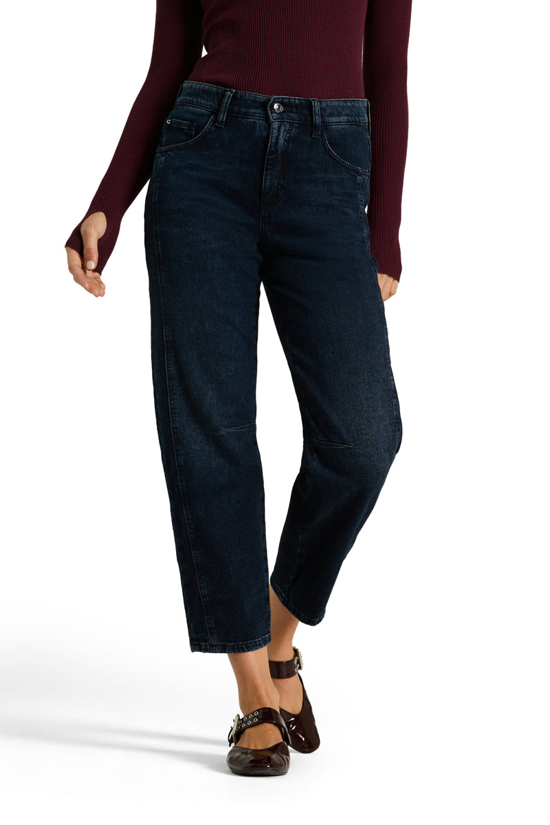 Jeans CAMBIO Elia in Midnight Indigo Dunkelblau. Barrel Leg Fit mit lässiger O-Silhouette und mittlerer Leibhöhe. Washed-Look und prägnante Teilungsnähte vorne. 5-Pocket-Design mit Gürtelschlaufen sowie Knopf- und Reißverschluss.