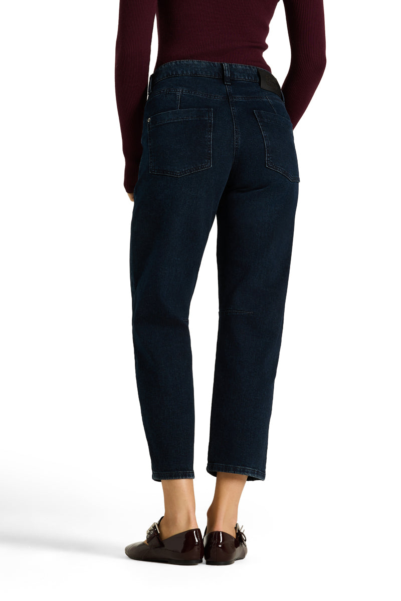 Jeans CAMBIO Elia in Midnight Indigo Dunkelblau. Barrel Leg Fit mit lässiger O-Silhouette und mittlerer Leibhöhe. Washed-Look und prägnante Teilungsnähte vorne. 5-Pocket-Design mit Gürtelschlaufen sowie Knopf- und Reißverschluss.