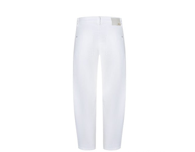Hose Cambio Elia. Coole Hose in weiß mit leicht konischer Form. Die Hose ist leicht verkürzt und wird zum Saum etwas schmäler. Sie hat einen Knopf und Zip zum Verschließen und hat Stecktaschen. Die Hose ist nicht durchsichtig und passt zu allen Oberteilen.