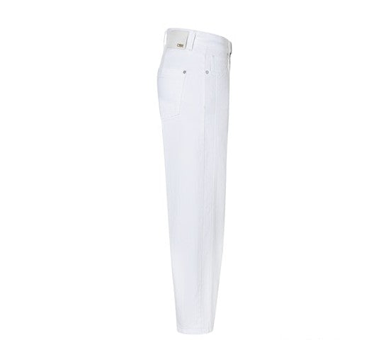 Hose Cambio Elia. Coole Hose in weiß mit leicht konischer Form. Die Hose ist leicht verkürzt und wird zum Saum etwas schmäler. Sie hat einen Knopf und Zip zum Verschließen und hat Stecktaschen. Die Hose ist nicht durchsichtig und passt zu allen Oberteilen.