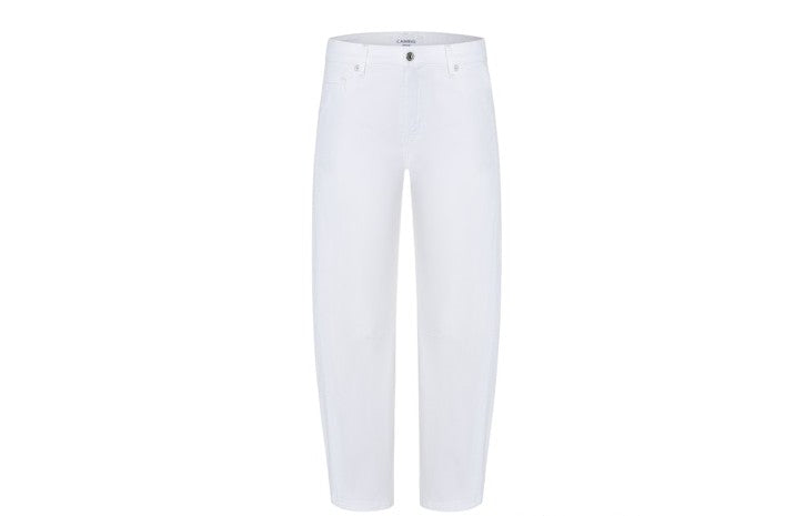 Hose Cambio Elia. Coole Hose in weiß mit leicht konischer Form. Die Hose ist leicht verkürzt und wird zum Saum etwas schmäler. Sie hat einen Knopf und Zip zum Verschließen und hat Stecktaschen. Die Hose ist nicht durchsichtig und passt zu allen Oberteilen.
